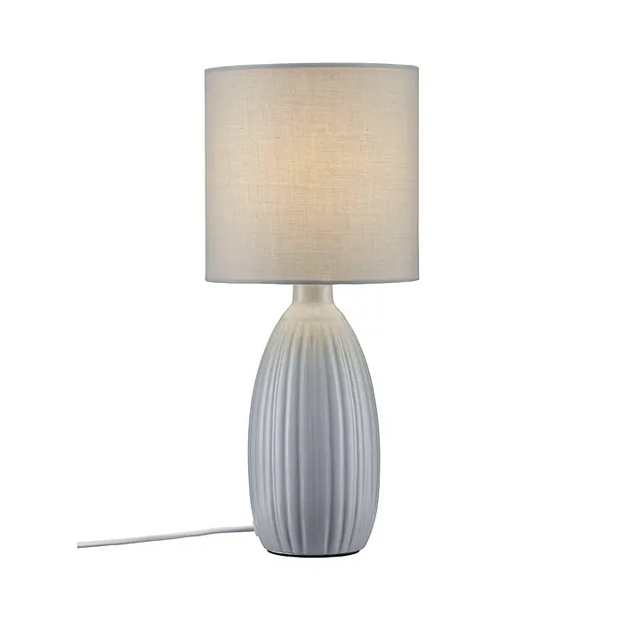 PR Home Tischleuchte Uno - 25 W, E14 - Eine beleuchtete Tischlampe mit hellem Stoffschirm und geriffelter Keramikbasis.