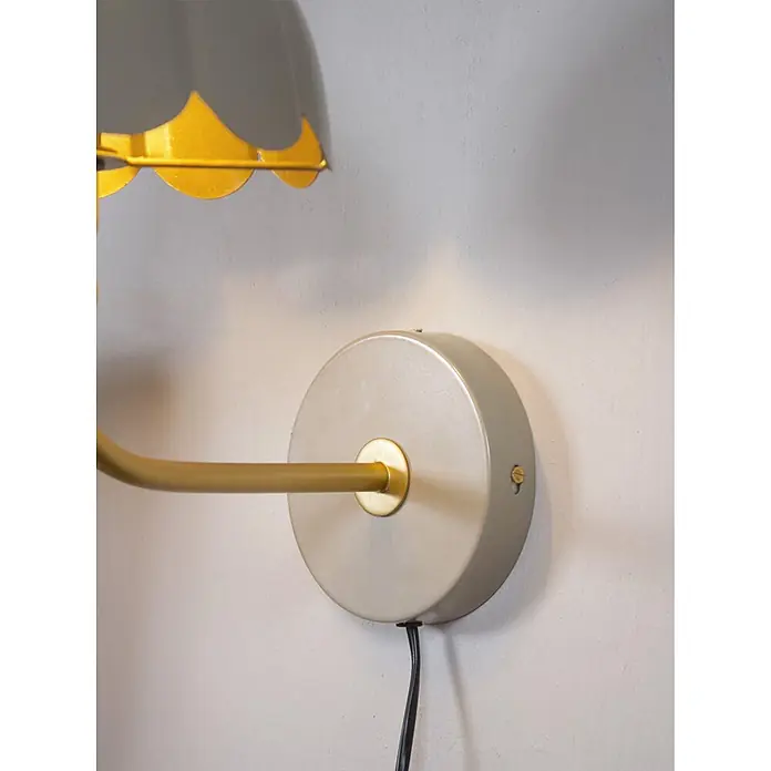 PR Home Wandleuchte Wells - 25 W, E27 - Graue Wandlampe mit goldenem Arm und gewelltem Schirm, mit runder Wandhalterung und sichtbarem schwarzem Netzkabel.