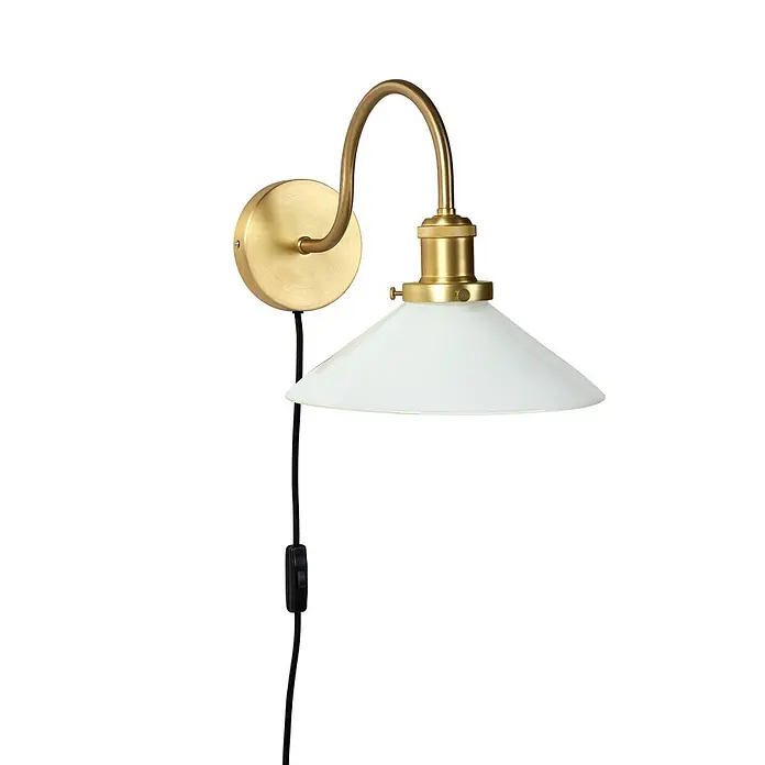 PR Home Wandleuchte Axel - 15 W, E27 - Messing-Wandleuchte mit weißem Glasschirm und schwarzem Stecker-Kabel mit Schalter.