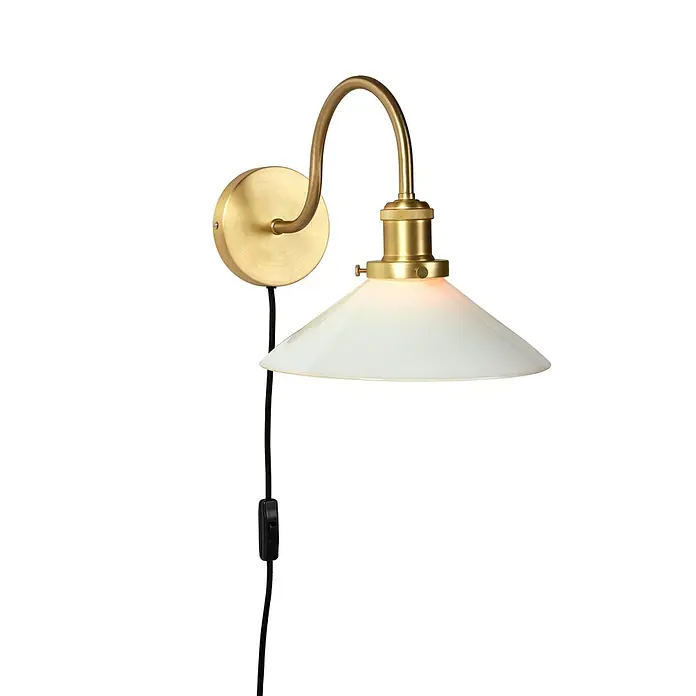 PR Home Wandleuchte Axel - 15 W, E27 - Wandleuchte aus Messing mit gebogenem Arm, konischem weißem Glasschirm und sichtbarem schwarzem Kabel mit Schalter. Die Lampe leuchtet warm.
