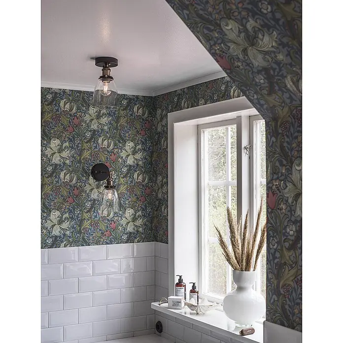 PR Home Deckenleuchte Kappa - 15 W, E27 - Industrielle Decken- und Wandleuchten mit klaren Glasschirmen und Messingakzenten beleuchten ein Badezimmer mit Muster.