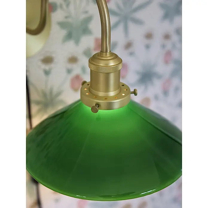 PR Home Wandleuchte Axel - 25 W, E27 - Messing-Wandlampe mit leuchtendem grünem Glasschirm.