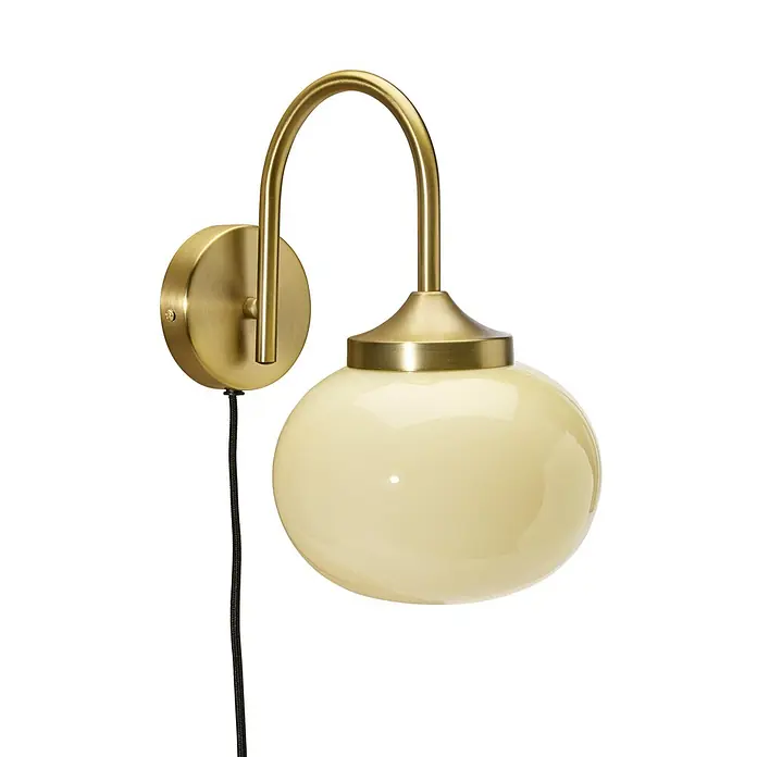 PR Home Wandleuchte Elsy - 240 W, E14 - Wandleuchte aus gebürstetem Messing mit geschwungenem Arm, kugelförmigem cremefarbenen Opalglasschirm und schwarzem Textilkabel.