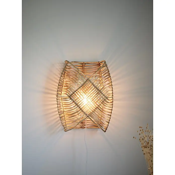 PR Home Wandleuchte Wandleuchte Zyla - 15 W, E14 - Geflochtene Rattan-Wandleuchte, die warmes Licht wirft und dekorative Schatten bildet.