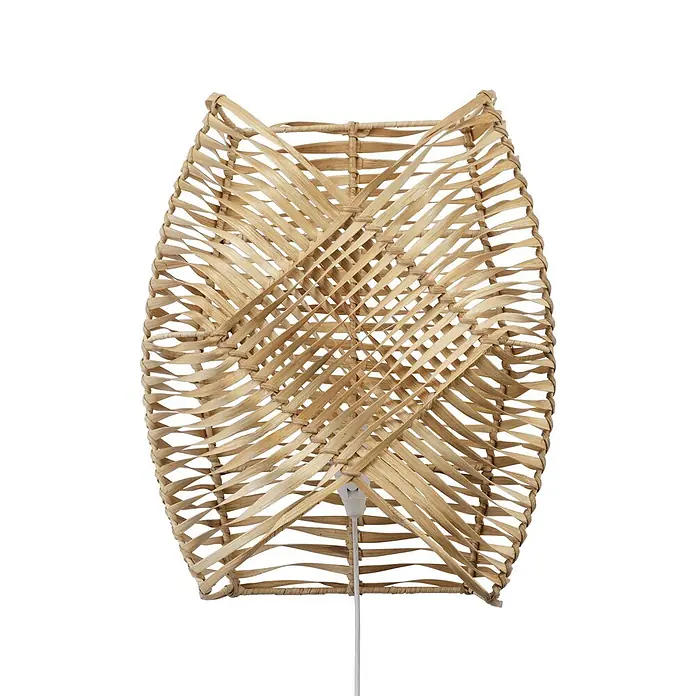 PR Home Wandleuchte Wandleuchte Zyla - 15 W, E14 - Hellbrauner Lampenschirm aus geflochtenem Naturmaterial in Sanduhrform mit offenem Geflecht und weißem Kabel.