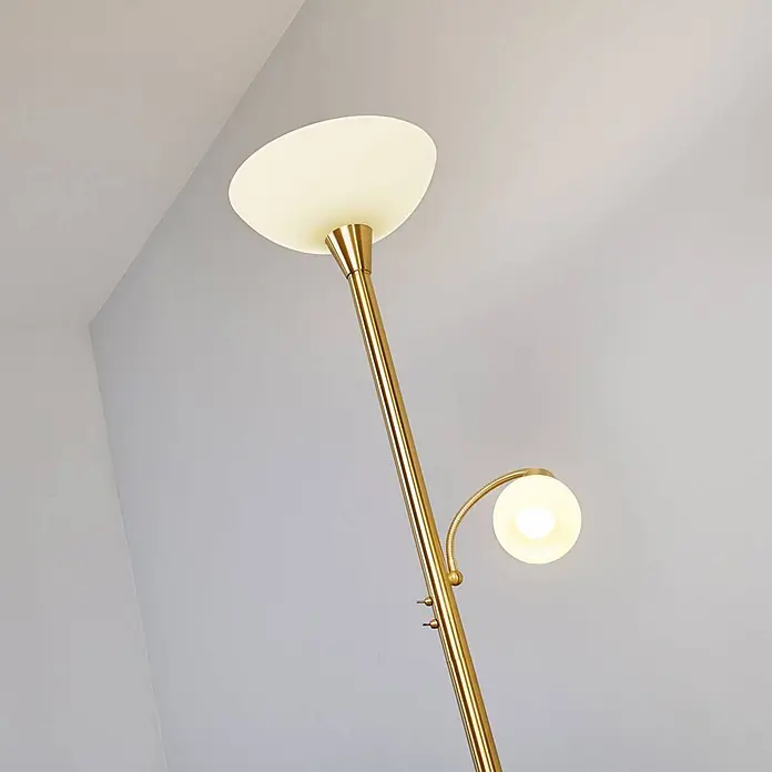 Lindby LED-Deckenfluter Elaina - Höhe: 182,5 cm, messing / gold - Goldfarbene Stehlampe mit großem nach oben gerichtetem Licht und kleinerem, verstellbarem Licht an einem flexiblen Arm.
