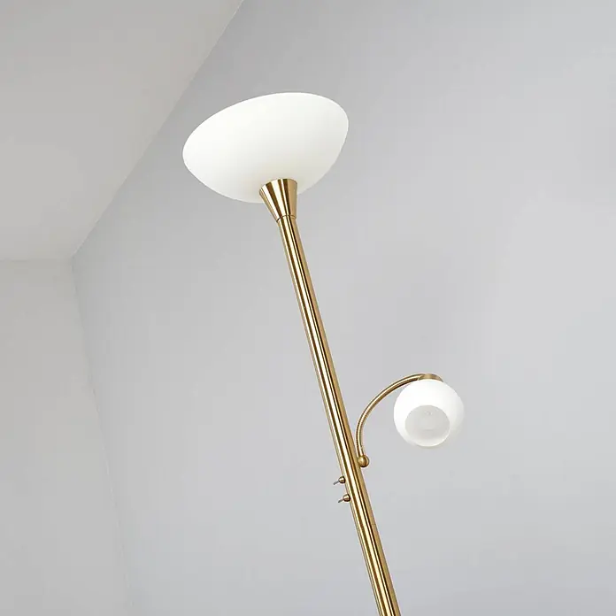 Lindby LED-Deckenfluter Elaina - Höhe: 182,5 cm, messing / gold - Goldfarbene Stehlampe mit großem, nach oben gerichtetem weißen Schirm und kleinerer, verstellbarer weißer Leselampe.