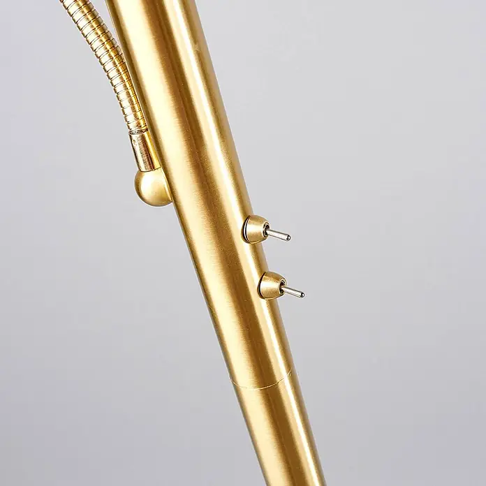 Lindby LED-Deckenfluter Elaina - Höhe: 182,5 cm, messing / gold - Gebürsteter goldener Metallständer mit flexiblem Schwanenhalsarm und zwei metallischen Einstellstiften, wahrscheinlich Teil einer Lampe.