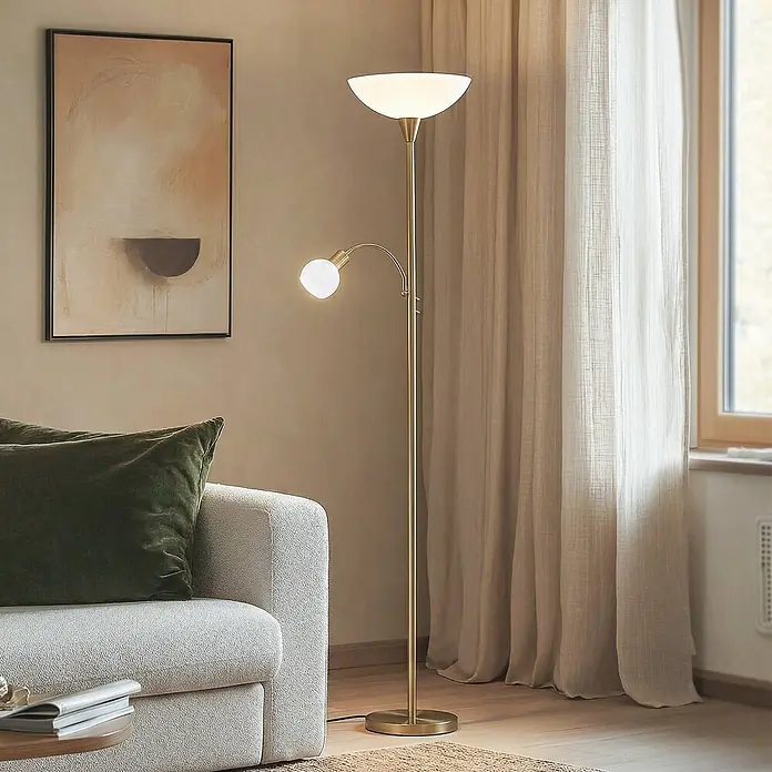 Lindby LED-Deckenfluter Elaina - Höhe: 182,5 cm, messing / gold - Goldene Stehleuchte mit Deckenfluter und Leselicht, neben einem hellgrauen Sofa im Wohnzimmer.