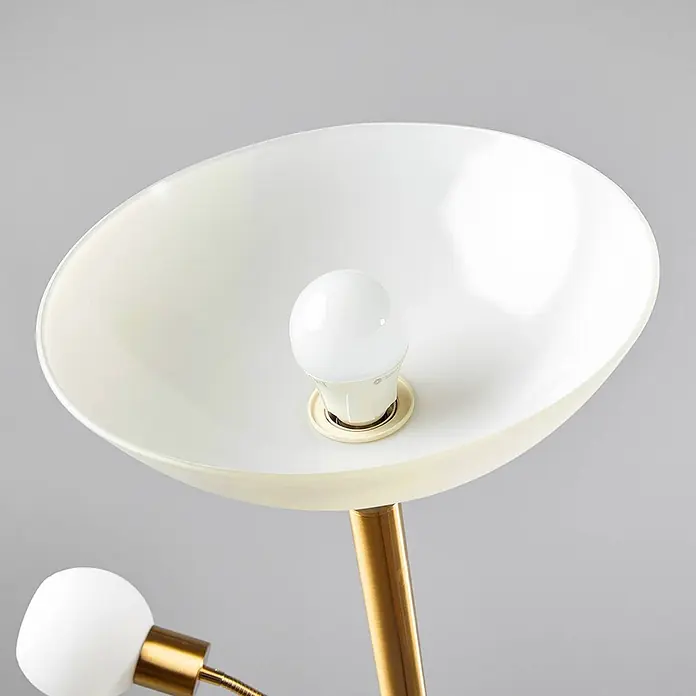 Lindby LED-Deckenfluter Elaina - Höhe: 182,5 cm, messing / gold - Weiße, schalenförmige Lampenschirm mit einer weißen LED-Glühbirne auf einem goldfarbenen Metallständer. Eine kleinere weiße Lampe ist unten links sichtbar.