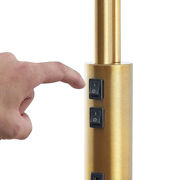 Lindby Stehleuchte Aovan - Höhe: 170 cm, bronze / altmessing, creme / amber, E27 - Hand drückt Schalter an goldenem, gebürstetem Metall-Lampenständer mit zwei schwarzen Ein-/Ausschaltern.