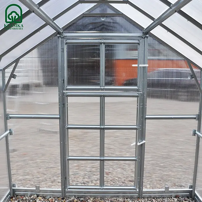 Klasika Greenhouses Gewächshaus House Klasika - Außenmaß inkl. Dachüberstand (B x T): 235 x 612 cm, Material Seitenwand: Kunststoff, 6 mm, Silbergrau - Gewächshaus-Innenansicht mit silbernem Metallrahmen, durchscheinenden Stegplatten und Flügeltür mit Griffen.