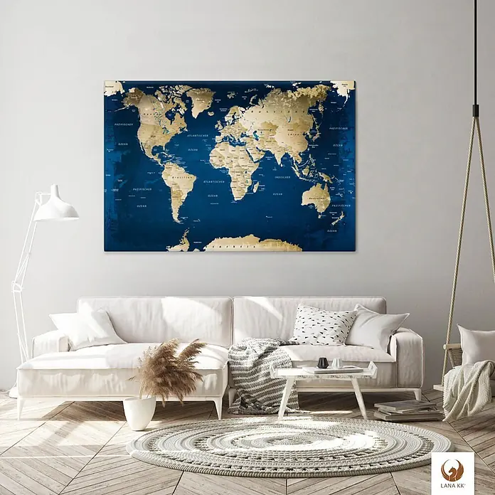 LanaKK Leinwandbild - Weltkarte, B x H: 120 x 80 cm - Große blau-goldene Weltkarte als Wandbild über einem weißen Sofa in einem modernen Wohnzimmer.