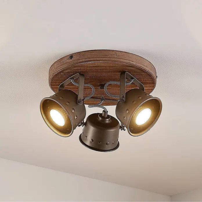 Lindby Deckenstrahler Rubinjo - Holz dunkel, GU10 - Rustikale Deckenleuchte mit runder Holzbasis und drei dunklen Metallstrahlern.