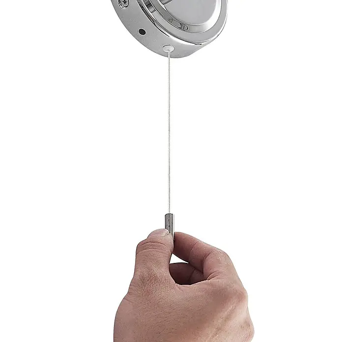 Lindby Wandleuchte Alimari - L x B x H: 12,3 x 9 x 10,6 cm, chrom / silber, G9 - Hand zieht an einem silberfarbenen Zugschalter mit Metallgriff aus einer Chromarmatur.