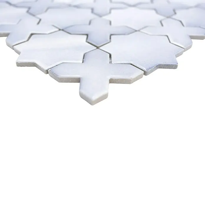 Mosaikfliese Starmix CG SXS 05 - 29,6 x 29,6 cm, Grau, Matt - Nahaufnahme von weißen Arabesque-Fliesen, die ein geometrisches Muster bilden. Ideal für stilvolle Wand- und Bodengestaltungen.