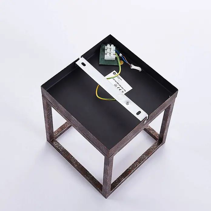 Lindby Wandleuchte Emin - braun / rost, braun / rost, E27 - Rustikale quadratische Leuchte aus braunem Metall, zeigt interne Verkabelung, Klemmleiste und Montagehalterung zur Installation.