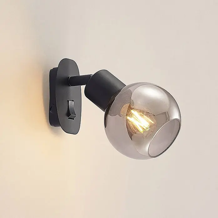 Lindby Wandleuchte Lioma - L x B x H: 18,5 x 9 x 14,5 cm, schwarz, schwarz, E14 - Schwarze Wandleuchte aus Metall mit Rauchglas-Kugelschirm und sichtbarer Glühbirne, integrierter Kippschalter.