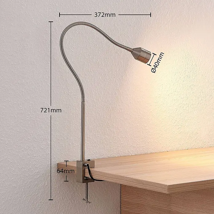 Lindby Klemmleuchte Hanilo - L x B x H: 37 x 4 x 80 cm, Farbe Gehäuse: alu / grau / zink - Silberne flexible Schwanenhals-Klemmleuchte an einem Holzschreibtisch mit sichtbaren Maßen.