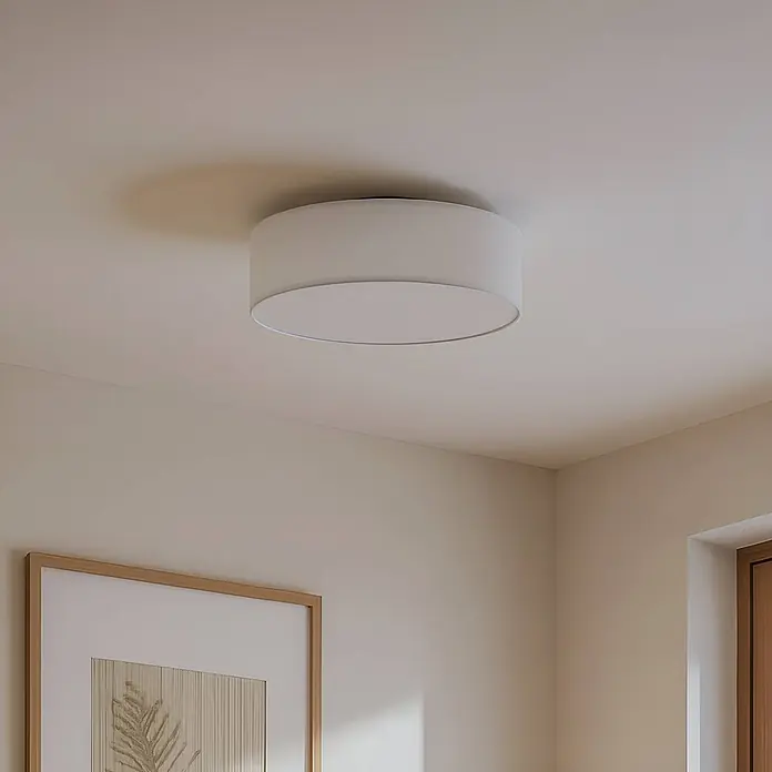 Lindby LED Textil Deckenleuchte rund 40 cm, Deckenlampe Stoff creme -  - Weiße zylindrische Deckenleuchte bündig an einer hellen Decke montiert.