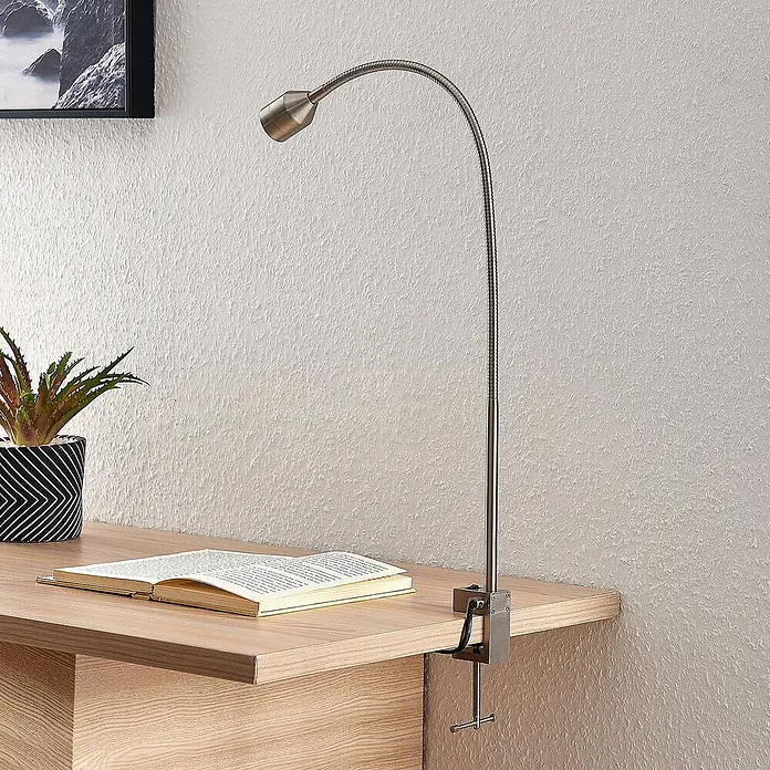 Lindby Klemmleuchte Hanilo - L x B x H: 37 x 4 x 80 cm, Farbe Gehäuse: alu / grau / zink - Klemmbare LED-Schreibtischlampe aus gebürstetem Metall mit flexiblem Schwanenhals, an hellem Holzschreibtisch geklemmt.