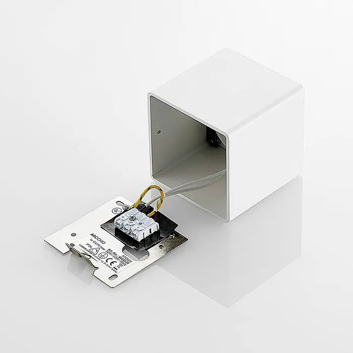 Arcchio Deckenleuchte Kubika - weiß / opal, GU10 - Weiße, würfelförmige Wandleuchte mit freiliegender Montageplatte und Verkabelung, bereit zur Installation.