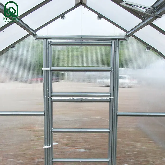 Klasika Greenhouses Gewächshaus Standart Klasika - Außenmaß inkl. Dachüberstand (B x T): 250 x 400 cm, Material Seitenwand: Kunststoff, 6 mm, Silbergrau - Innenansicht eines Gewächshauses: Metallrahmen, lichtdurchlässige Wellplatten, Vordertür und Dach mit automatischem Fensteröffner.