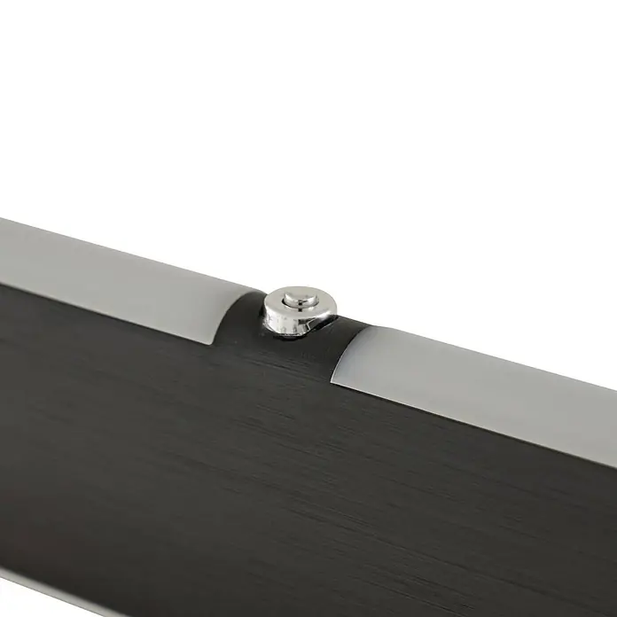 Lucande Pendelleuchte Arvon - L x B x H: 116,6 x 1,9 x 5,5 cm, schwarz, Schwarz - Nahaufnahme einer dunklen strukturierten Platte mit hellgrauer, gewölbter Leiste, befestigt mit einem silbernen Metallverschluss.