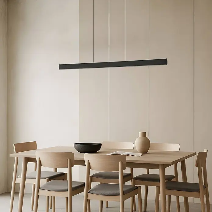 Lucande Pendelleuchte Arvon - L x B x H: 116,6 x 1,9 x 5,5 cm, schwarz, Schwarz - Schwarze lineare Pendelleuchte beleuchtet einen modernen Esstisch mit Holzstühlen und Accessoires.