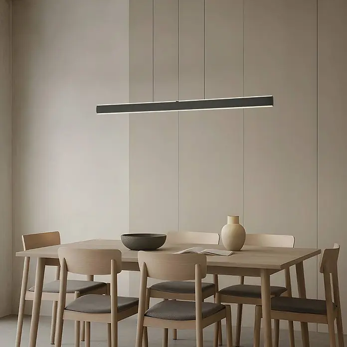 Lucande Pendelleuchte Arvon - L x B x H: 116,6 x 1,9 x 5,5 cm, schwarz, Schwarz - Schwarze lineare Pendelleuchte über Holzesstisch mit Stühlen.