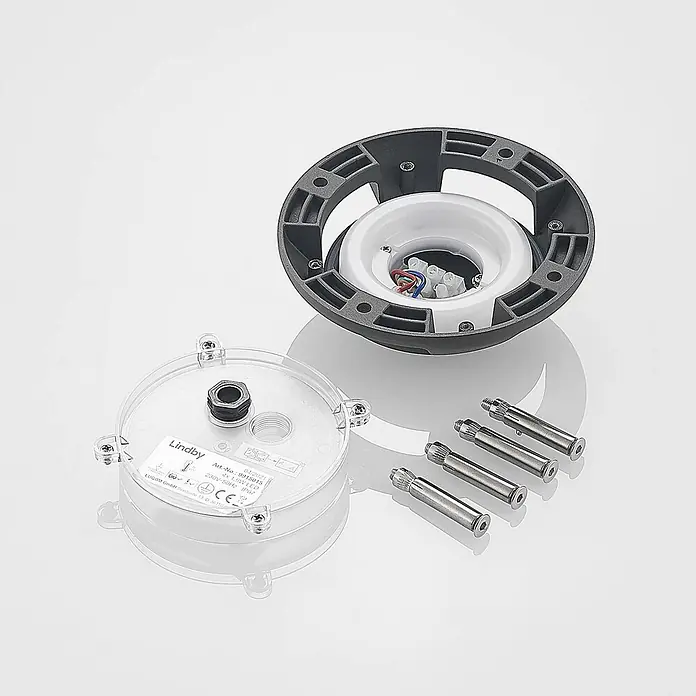 Lindby LED-Gartenstrahler Huban - 3.000 K - Zerlegte Leuchtenkomponenten: dunkelgraue Basis, transparente Abdeckung mit Etikett, interne Verkabelung und vier Metallbefestigungsbolzen.