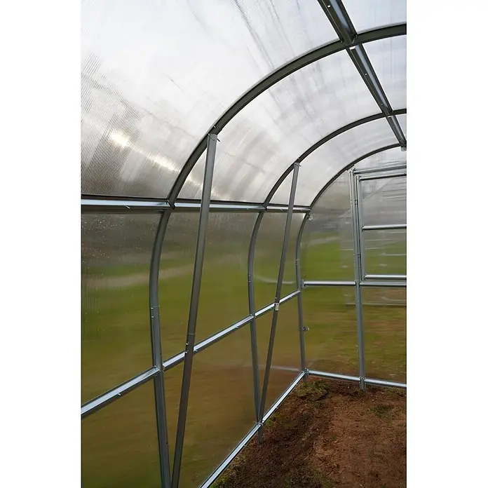 Klasika Greenhouses Gewächshaus Slim Klasika - Außenmaß inkl. Dachüberstand (B x T): 200 x 800 cm, Material Seitenwand: Kunststoff, 6 mm, SIlbergrau - Innenansicht eines leeren Gewächshauses mit robustem Metallrahmen und durchscheinenden Well-Polycarbonatplatten, bereit zur Kultivierung.