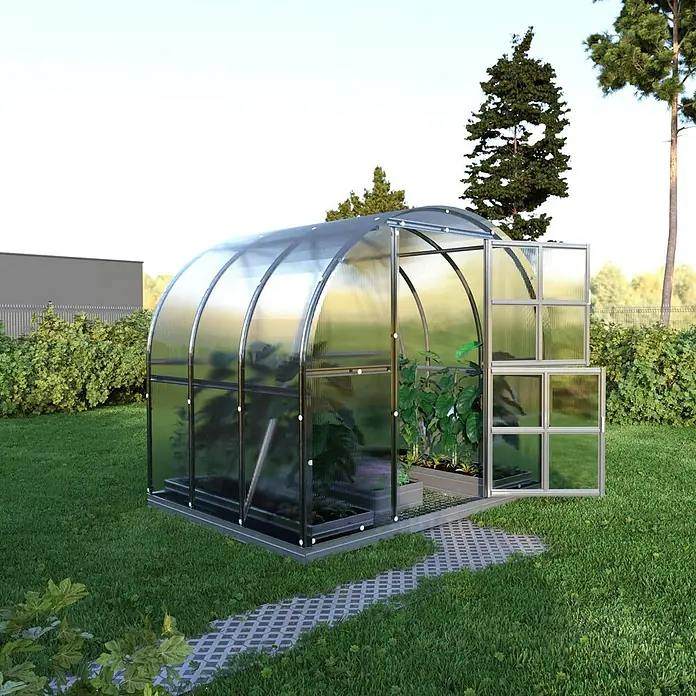 Klasika Greenhouses Gewächshaus Arch Klasika - Außenmaß inkl. Dachüberstand (B x T): 300 x 200 cm, Material Seitenwand: Kunststoff, 6 mm, Silbergrau - Gekrümmtes Gewächshaus mit lichtdurchlässigen Platten und dunklem Rahmen, offene Tür, bepflanzt.