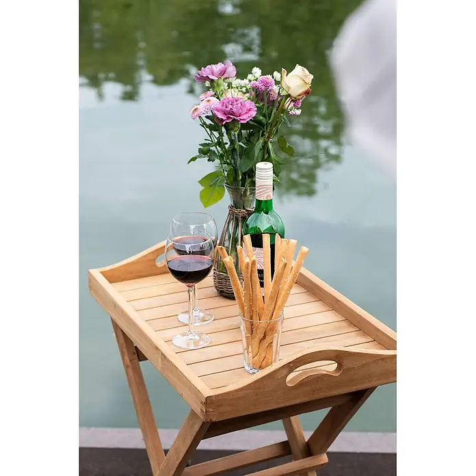 Bene Living Garten-Beistelltisch Norton - Teakholz, Klappbar, Rechteckig, Natur - Klappbares Serviertablett aus Holz mit Ständer, mit Wein, Grissini und Blumen für den Außenbereich.