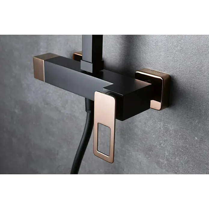 Imex Suecia Sistema de ducha - Con grifo monomando, Negro/Oro rosa - Primer plano de un moderno grifo negro mate con detalles en oro rosa, que combina elegancia con diseño contemporáneo.