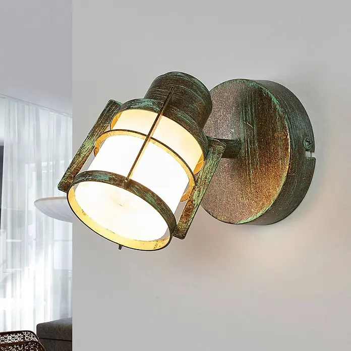 Lindby Wandleuchte Giorgi - bronze / altmessing, E14 - Rustikale Wandleuchte mit antikem Bronze-Finish und grüner Patina, die warmes Licht abstrahlt.