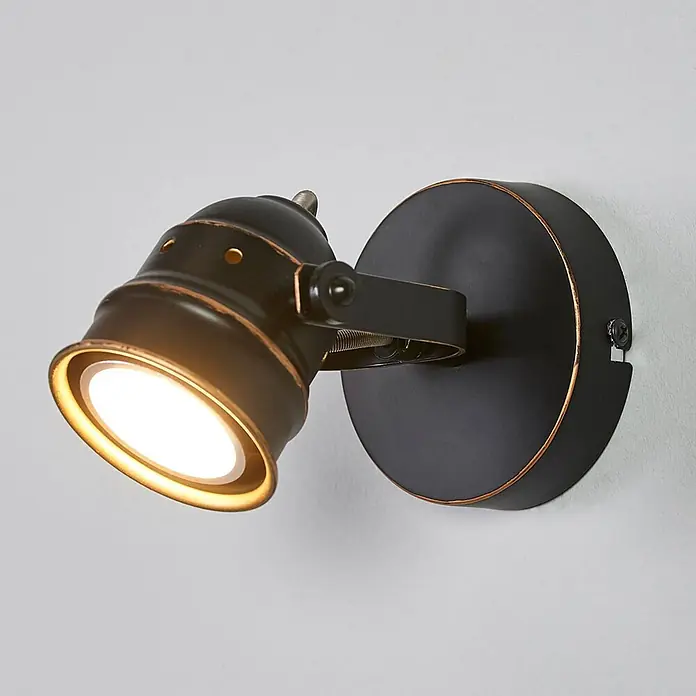 Lindby Wandleuchte Leonor - schwarz, schwarz, GU10 - Verstellbarer Wandstrahler aus dunklem Metall mit Antik-Finish und leuchtender Glühbirne.