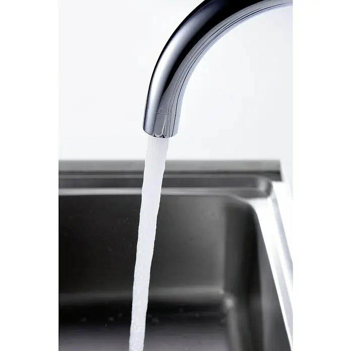 Imex Grifo de cocina Manacor - Cromo - Grifo cromado con agua que fluye hacia un fregadero de acero inoxidable, ideal para cocina o baño. Diseño elegante y funcionalidad práctica.