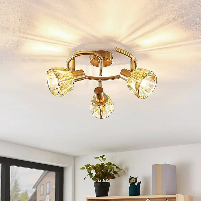 Lindby Deckenleuchte Kosta - messing / gold, E14 - Goldfarbener Deckenstrahler mit drei verstellbaren Köpfen, jeweils mit einem kristallverzierten Schirm.