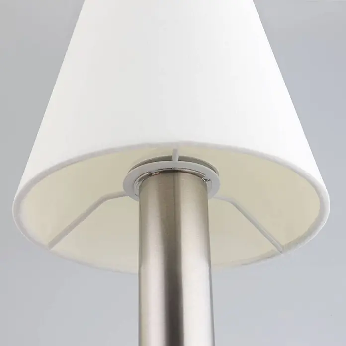 Lindby Tischleuchte Hanno - L x B x H: 14 x 14 x 24,5 cm, weiß / opal, E14 - Weißer konischer Lampenschirm mit beigefarbener Innenseite, verbunden mit einem Lampenfuß aus gebürstetem Metall.