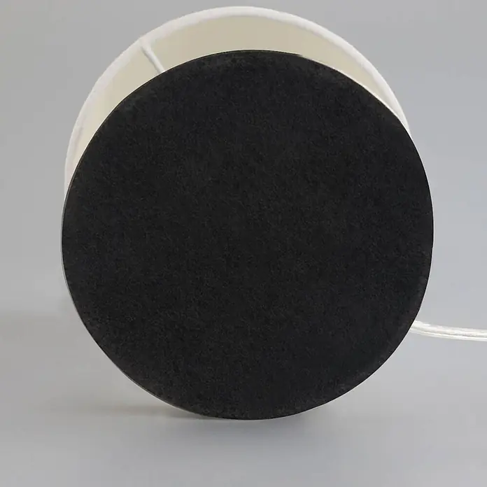 Lindby Tischleuchte Hanno - L x B x H: 14 x 14 x 24,5 cm, weiß / opal, E14 - Runde schwarze Filz-Lampenbasis mit einem weißen Stromkabel.