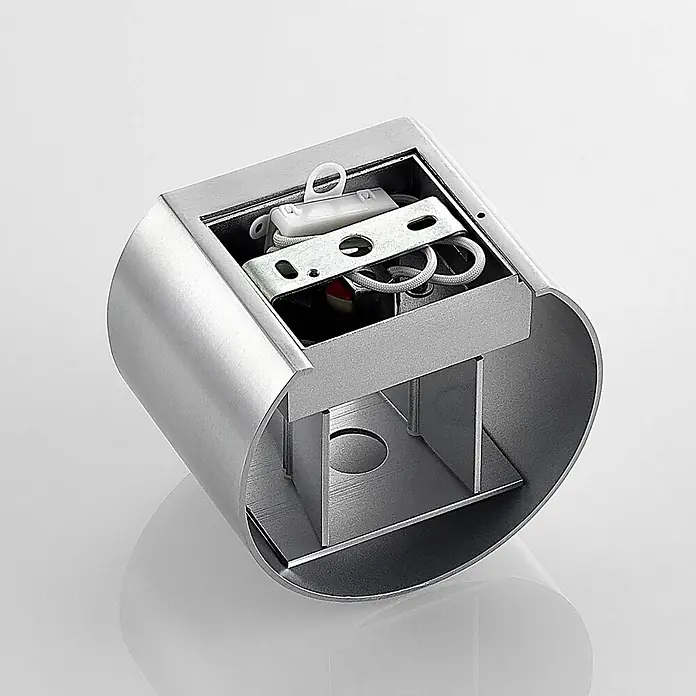 Arcchio Wandleuchte Zuzana - alu / grau / zink, G9 - Gebürstetes Aluminium Wandleuchtengehäuse, offen mit sichtbarer Innenverdrahtung und Montagehalterung für eine Glühbirne.