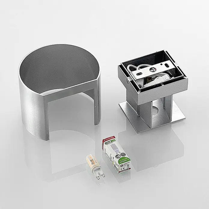 Arcchio Wandleuchte Zuzana - alu / grau / zink, G9 - Demontierte Wandleuchte aus gebürstetem Aluminium mit G9 LED-Leuchtmittel und Verpackung.