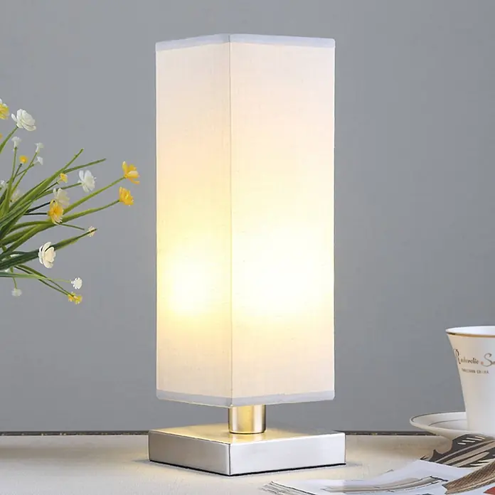 Lindby Tischleuchte Julina - L x B x H: 12 x 12 x 35 cm, alu / grau / zink, alu / grau / zink, E14 - Rechteckige Tischlampe mit weißem Stoffschirm und gebürstetem Silberfuß, beleuchtet.