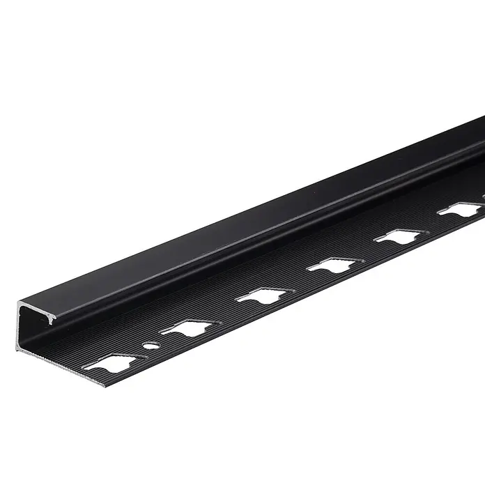 Quadroprofil - L x H: 2.500 x 10 mm, Schwarz, Aluminium, Glänzend - Schwarzes L-förmiges Aluminiumprofil mit gerippter Oberfläche und Befestigungslöchern.