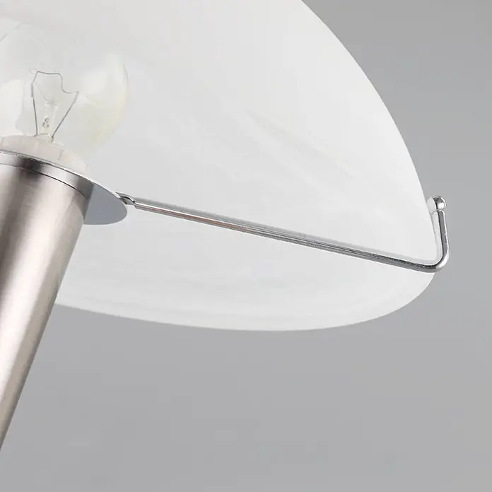 Lindby Tischleuchte Viola - L x B x H: 26 x 26 x 36 cm, alu / grau / zink, weiß / opal, E14 - Nahaufnahme einer Lampe mit gebürstetem Metallsockel, klarer Glühbirne und mattweißem Glasschirm, gehalten von einem Chromarm.