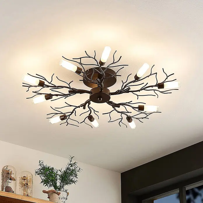 Lindby Deckenleuchte Bigna - L x B x H: 68 x 68 x 12,5 cm, braun / rost, G9 - Dunkelbraune Deckenleuchte aus Metall in Ast-Optik mit mehreren zylindrischen Leuchtmitteln, beleuchtet einen Raum.