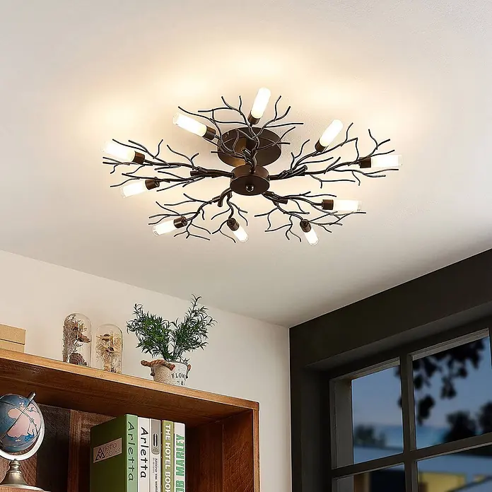 Lindby Deckenleuchte Bigna - L x B x H: 68 x 68 x 12,5 cm, braun / rost, G9 - Dunkelbraune Deckenleuchte im Ast-Design mit mehreren Röhrenlampen, beleuchtet einen Raum.