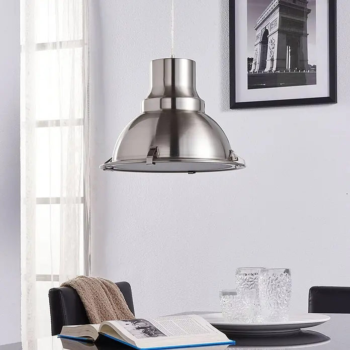 Lindby Pendelleuchte Letty - alu / grau / zink, nickel satiniert, gefrostet, E27 - Hängende Deckenleuchte aus gebürstetem Nickel im Industriedesign über einem Esstisch.