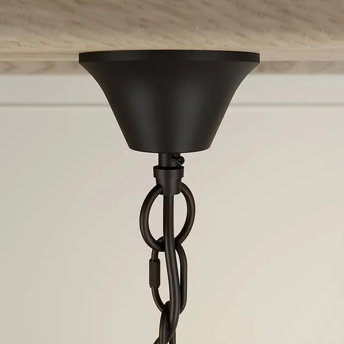 Lindby Kronleuchter Shervan - antikbraun, E14 - Schwarze Metallrosette und Kette für eine Pendelleuchte an einer Holzdecke befestigt.